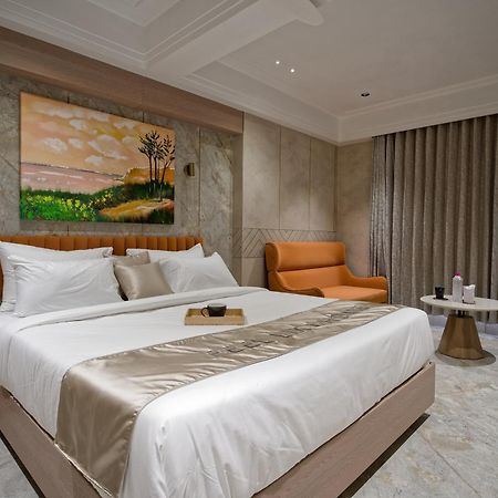 Hotel Golden Plaza Ahmedabad Esterno foto