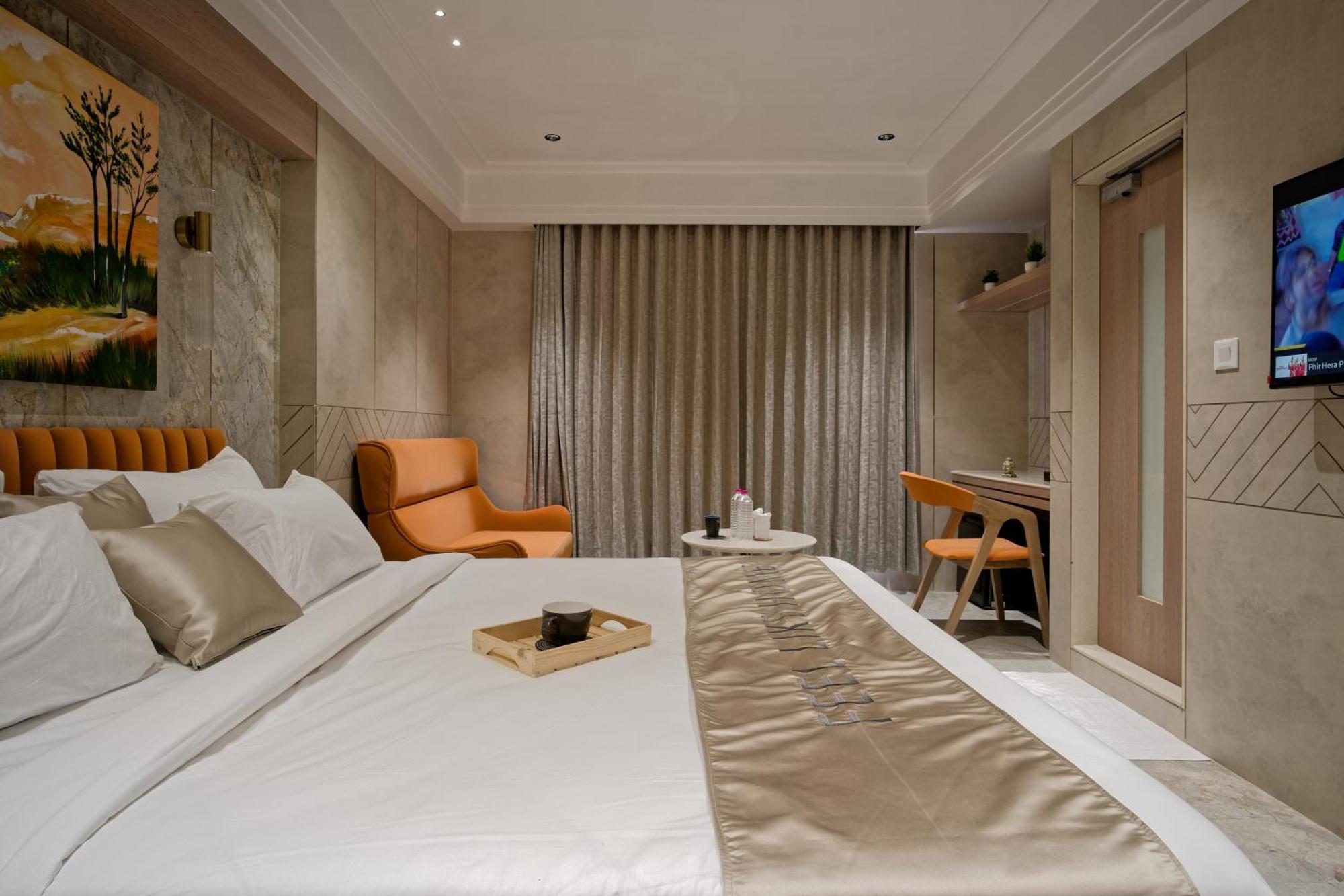 Hotel Golden Plaza Ahmedabad Esterno foto
