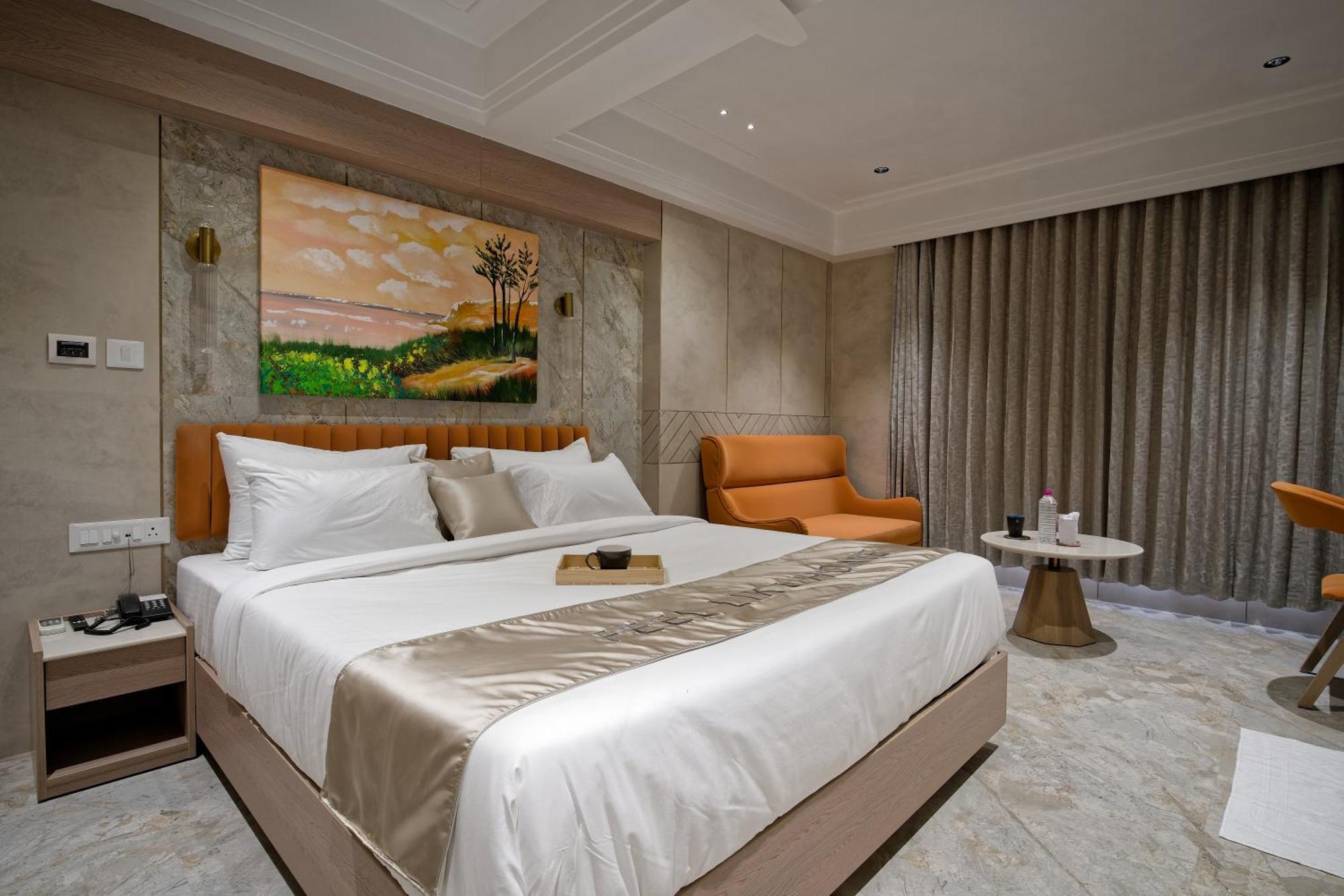 Hotel Golden Plaza Ahmedabad Esterno foto