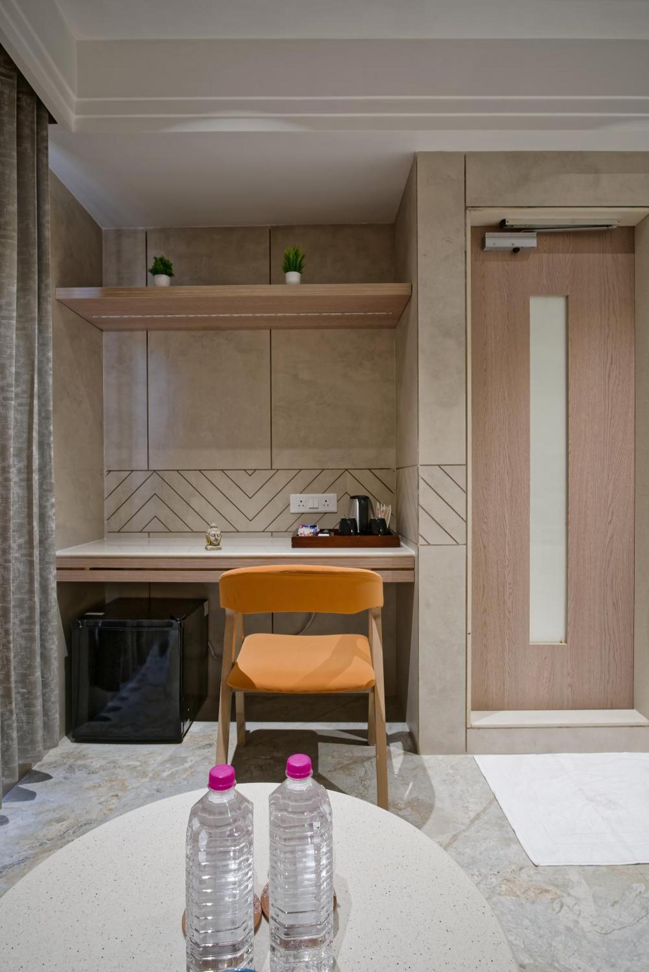 Hotel Golden Plaza Ahmedabad Esterno foto