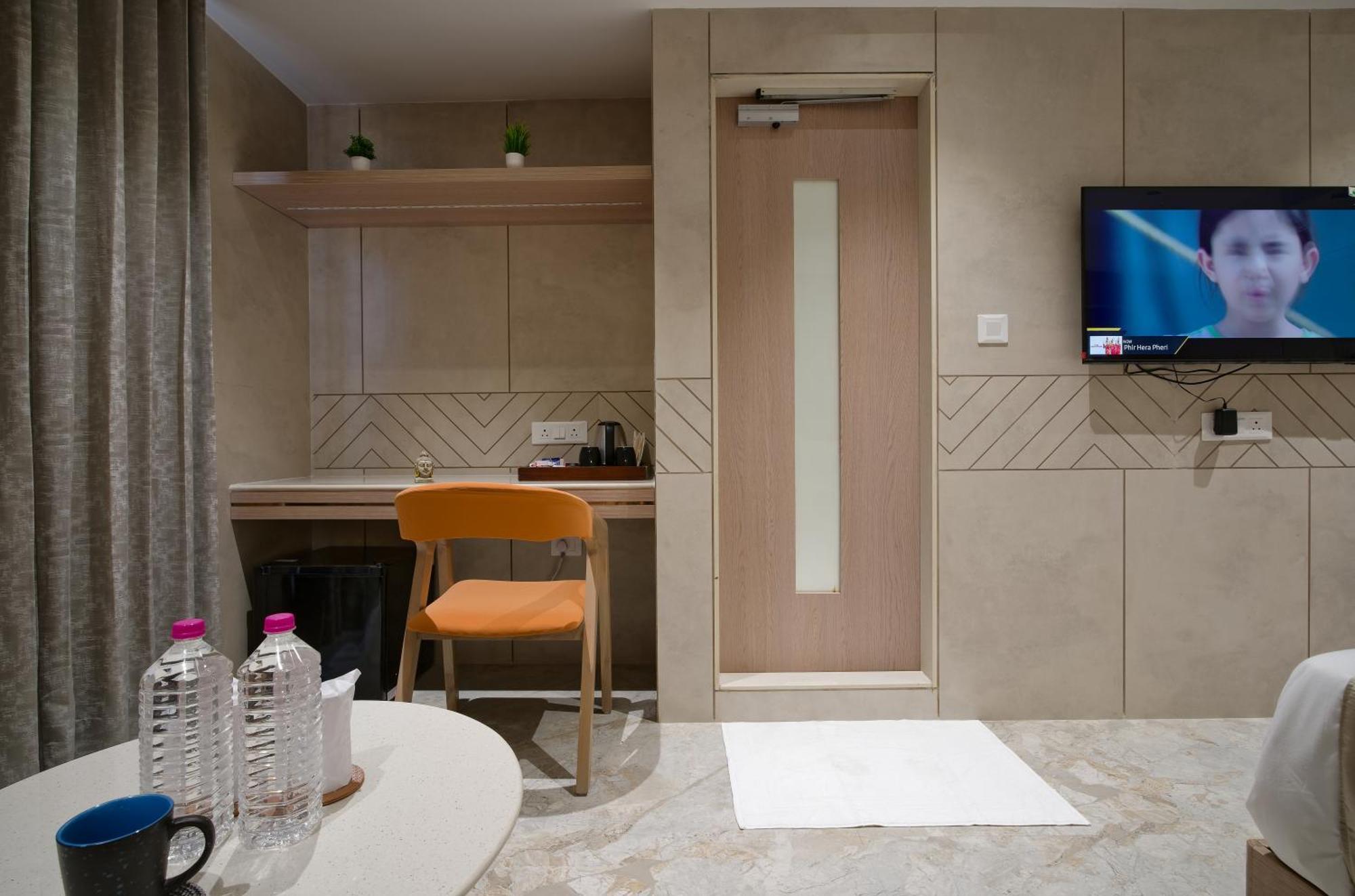 Hotel Golden Plaza Ahmedabad Esterno foto