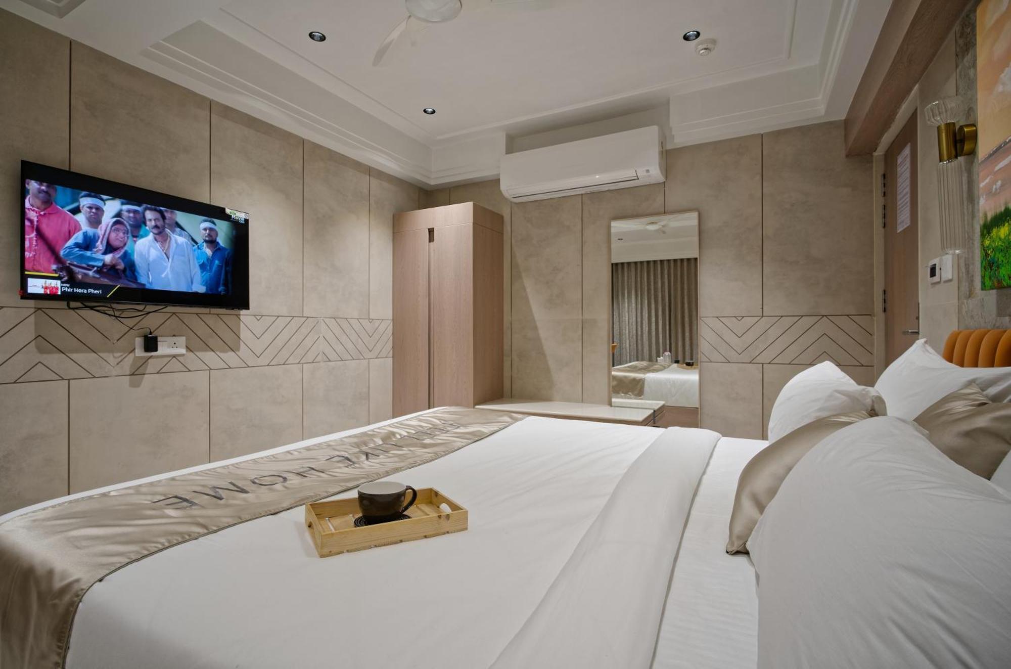 Hotel Golden Plaza Ahmedabad Esterno foto