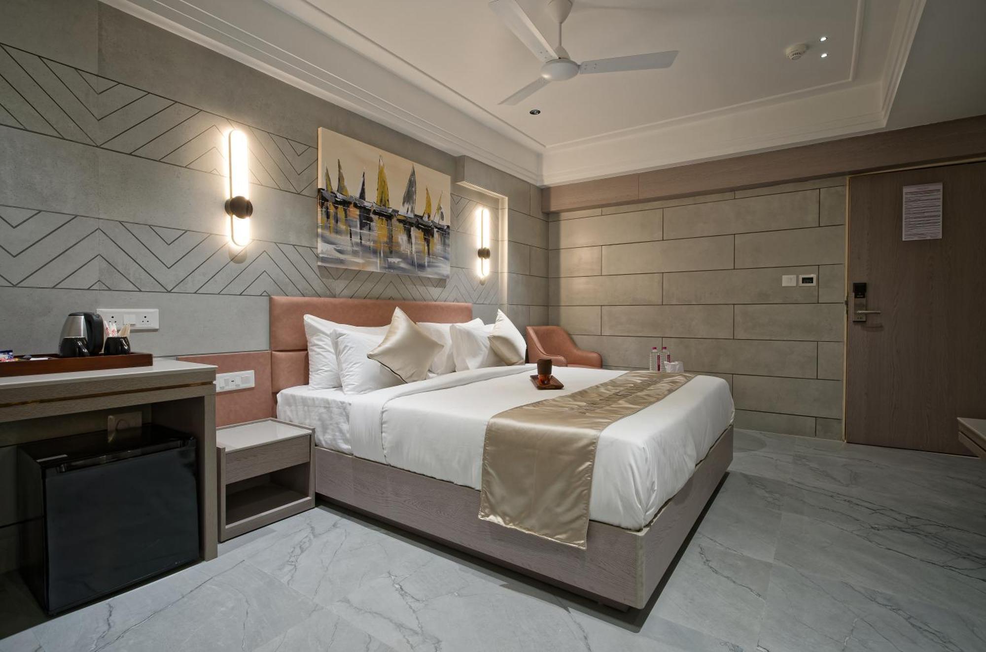 Hotel Golden Plaza Ahmedabad Esterno foto