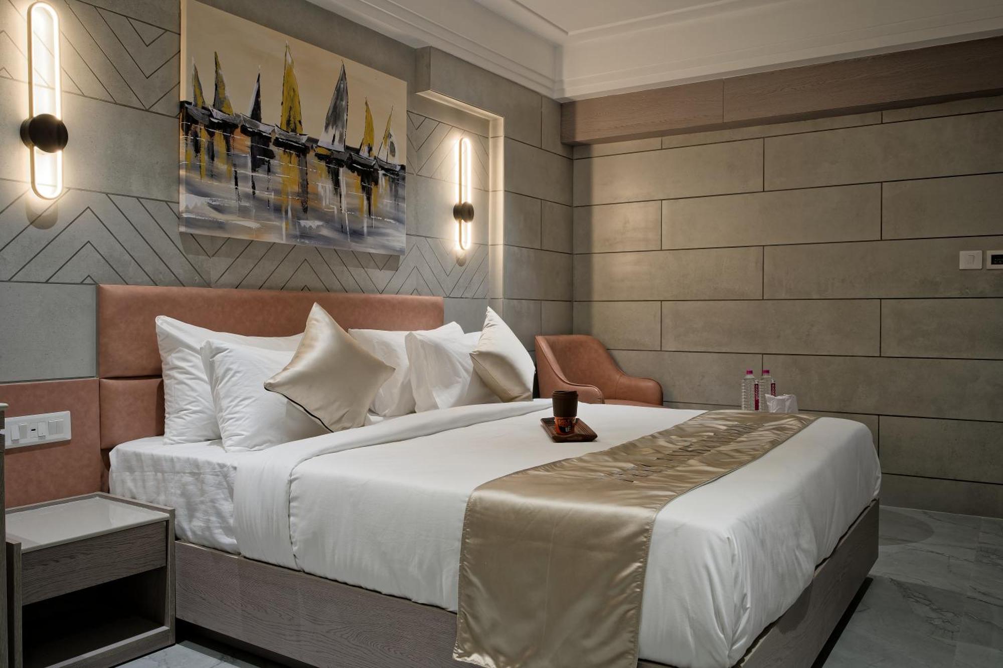 Hotel Golden Plaza Ahmedabad Esterno foto