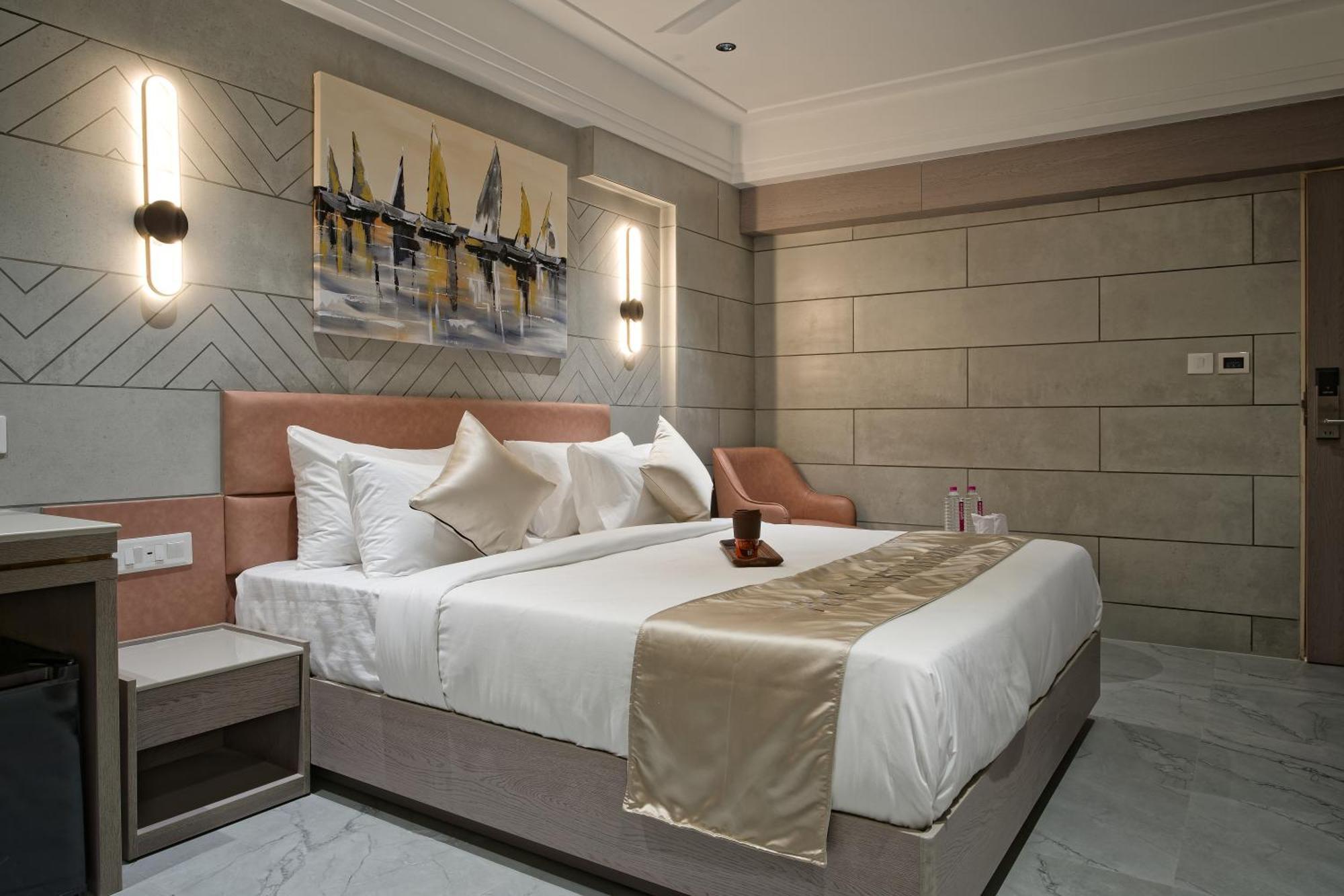 Hotel Golden Plaza Ahmedabad Esterno foto