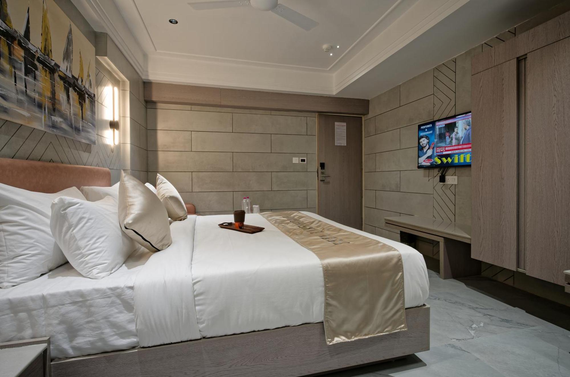 Hotel Golden Plaza Ahmedabad Esterno foto