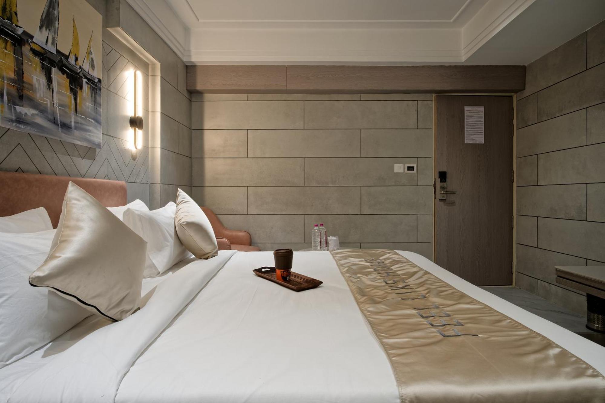 Hotel Golden Plaza Ahmedabad Esterno foto