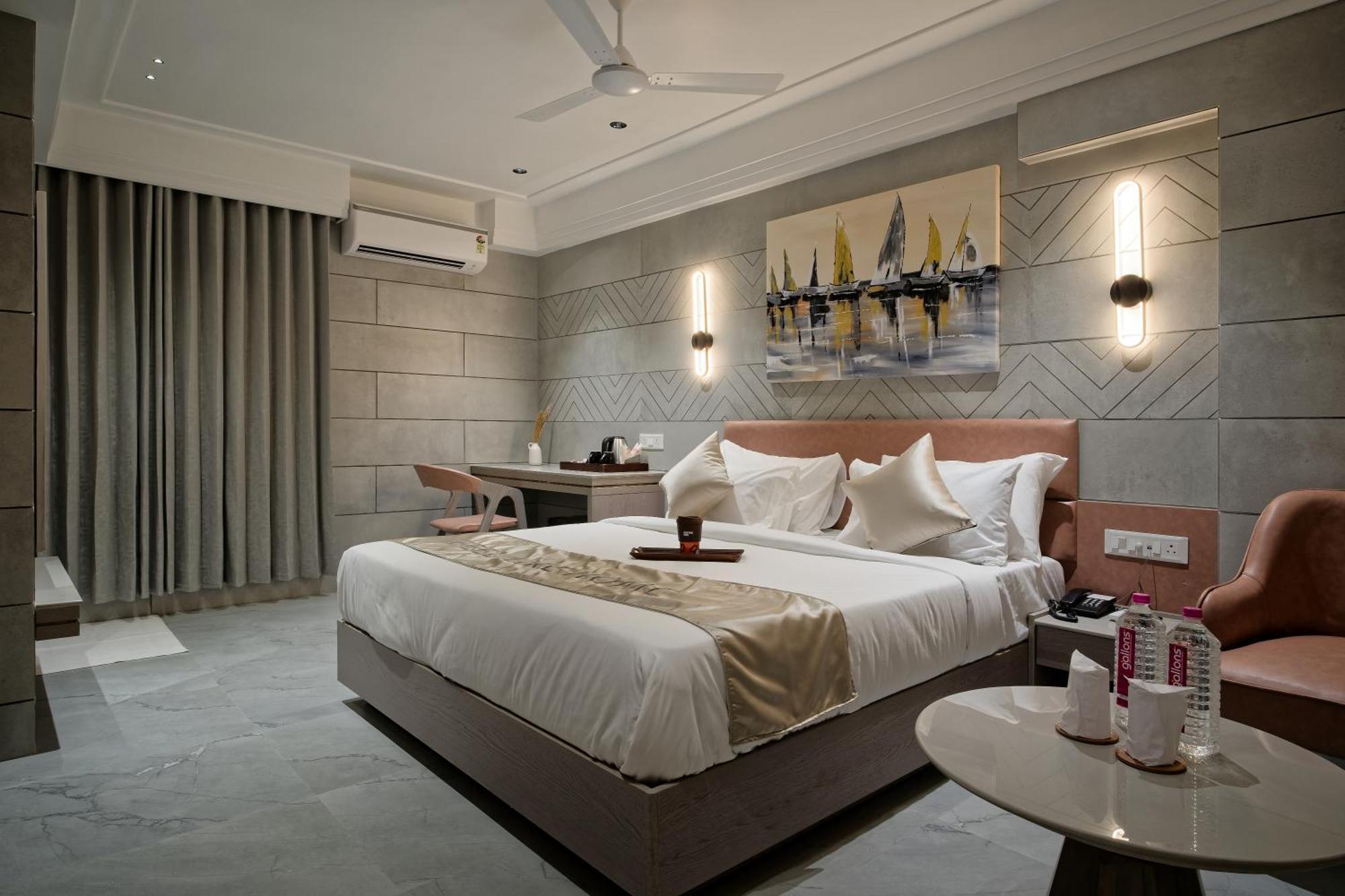 Hotel Golden Plaza Ahmedabad Esterno foto