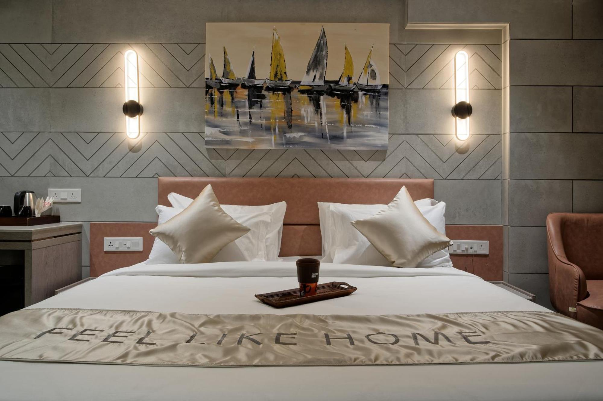 Hotel Golden Plaza Ahmedabad Esterno foto