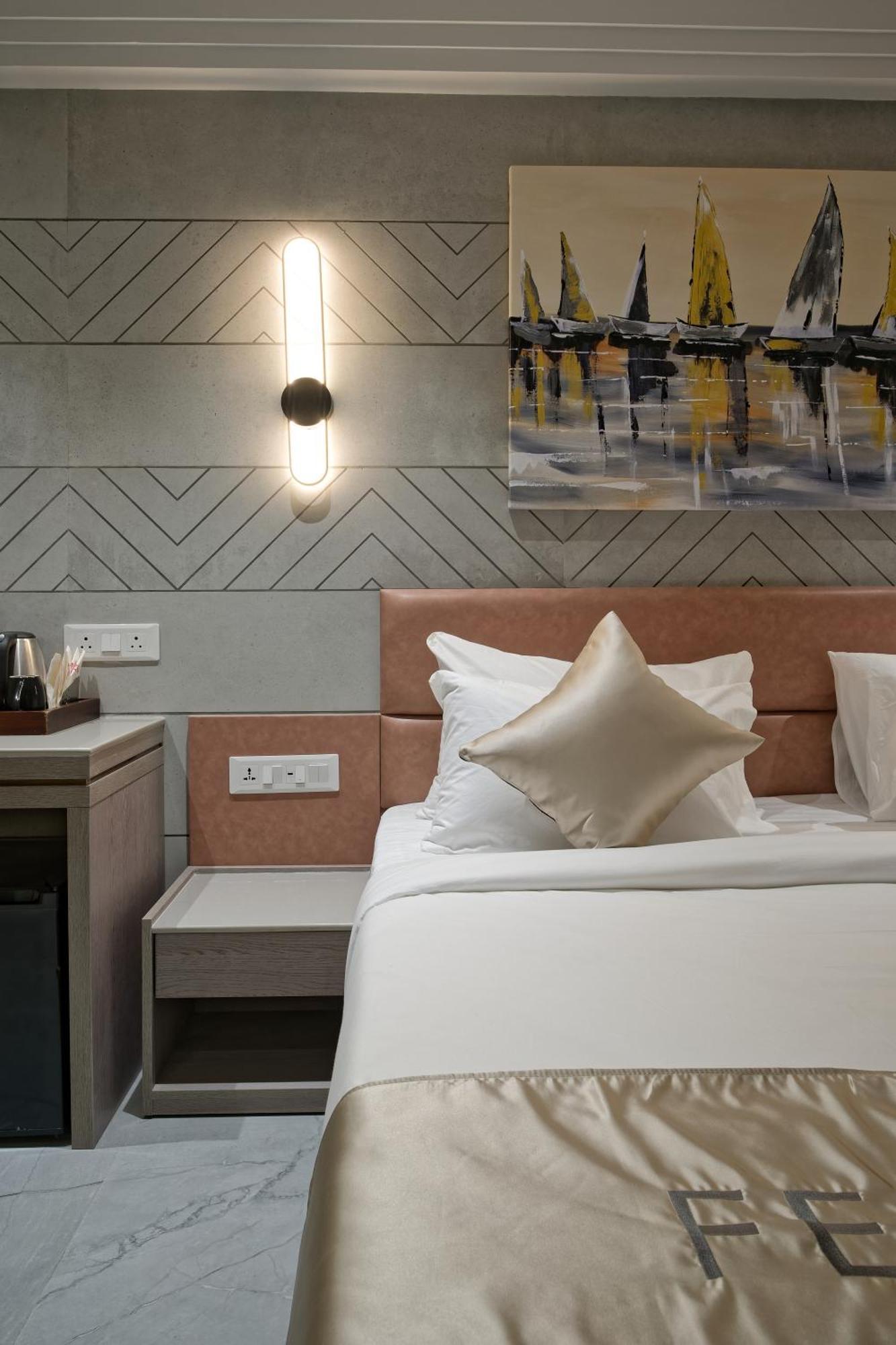 Hotel Golden Plaza Ahmedabad Esterno foto
