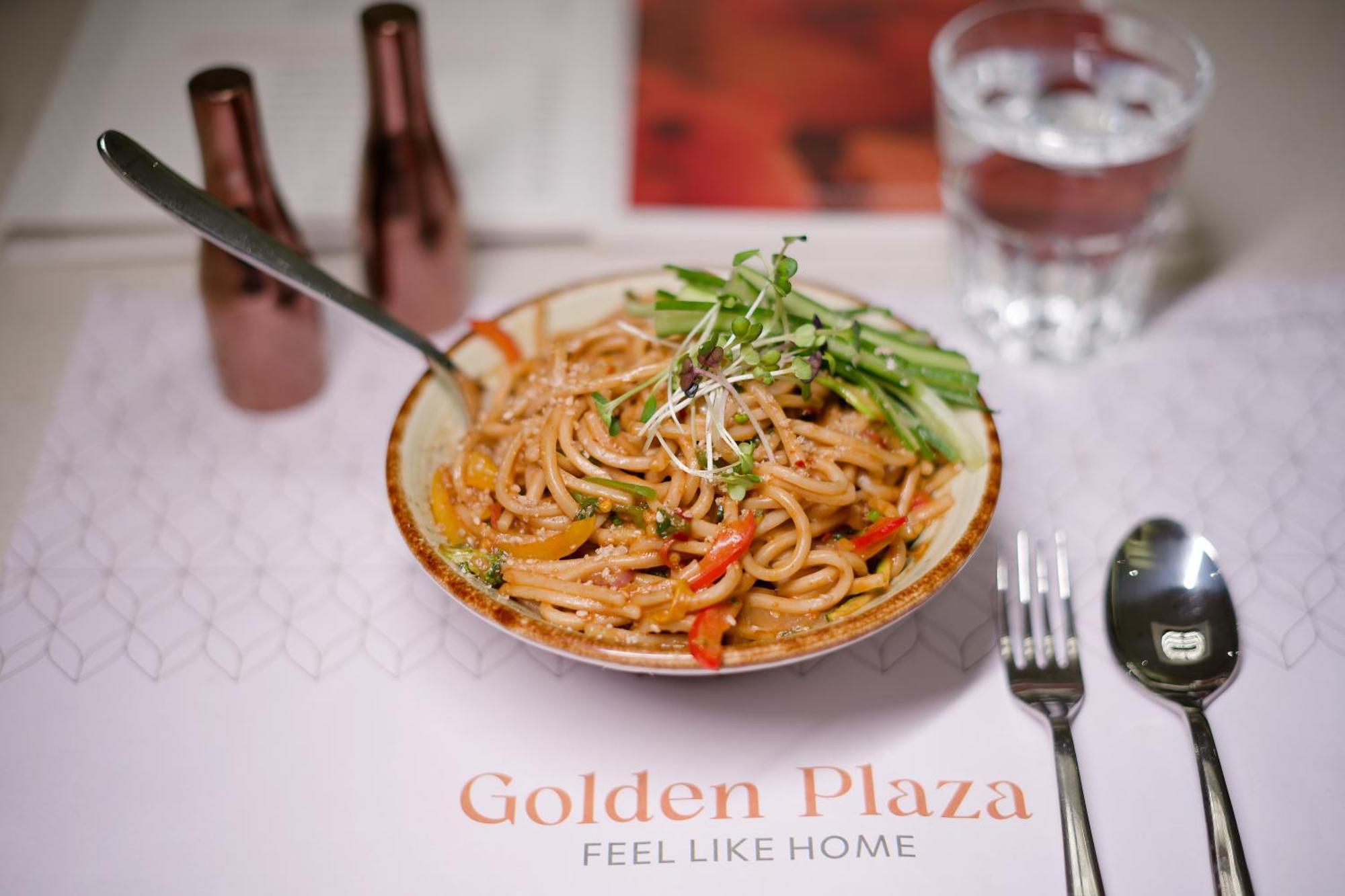 Hotel Golden Plaza Ahmedabad Esterno foto