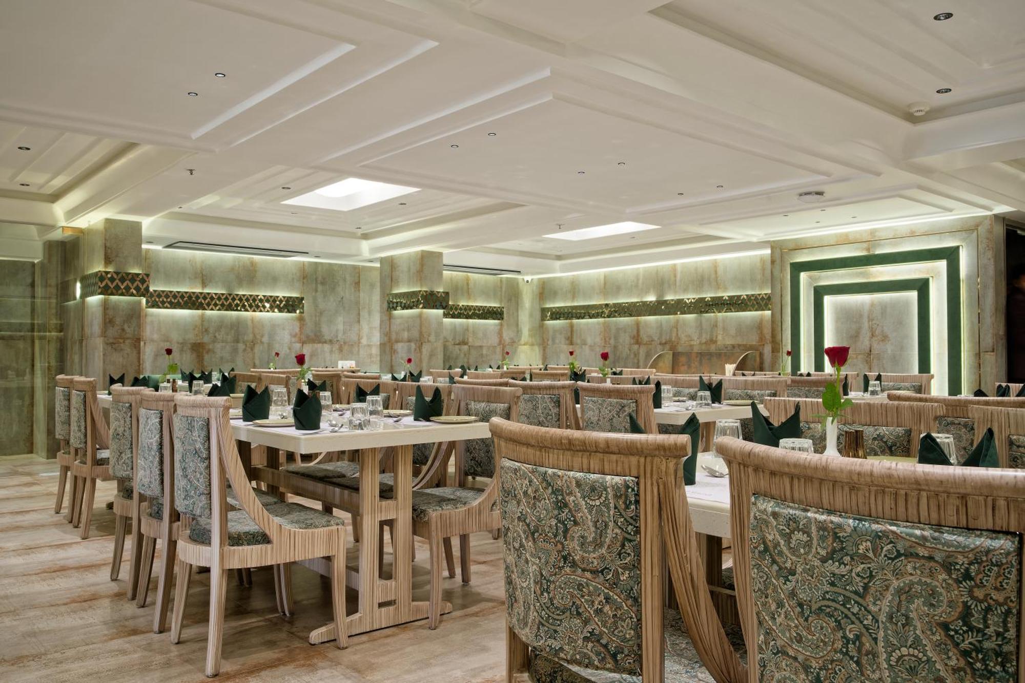 Hotel Golden Plaza Ahmedabad Esterno foto