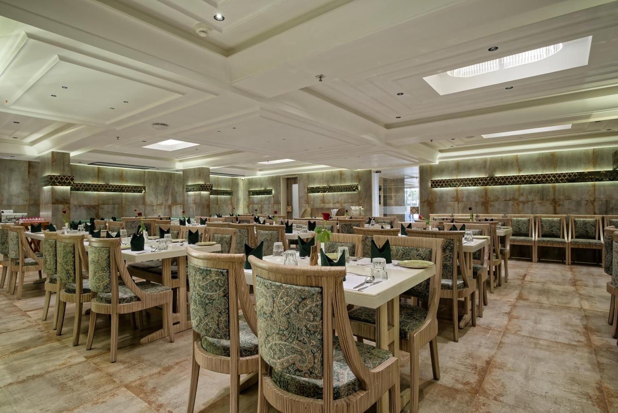 Hotel Golden Plaza Ahmedabad Esterno foto