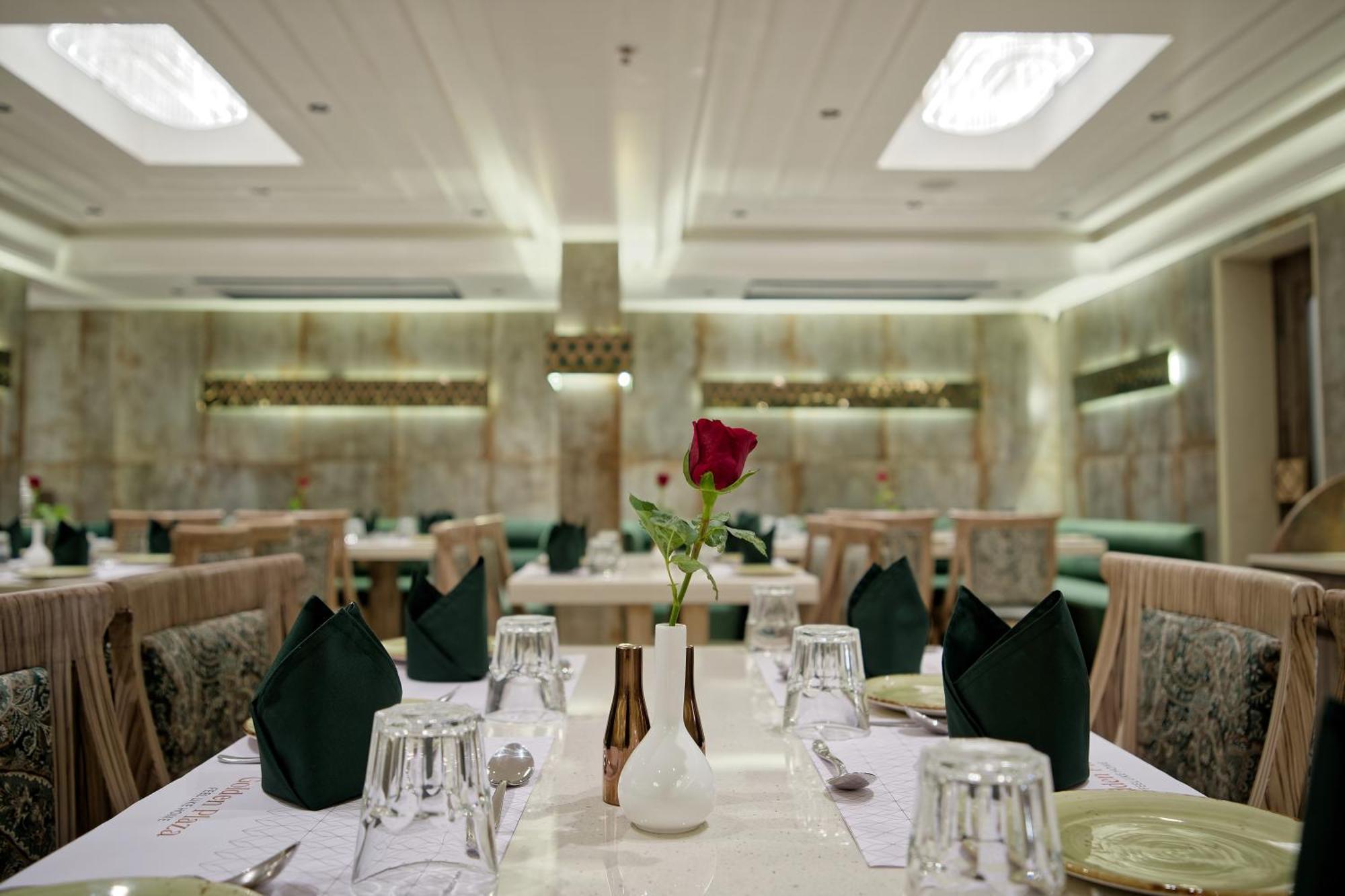 Hotel Golden Plaza Ahmedabad Esterno foto