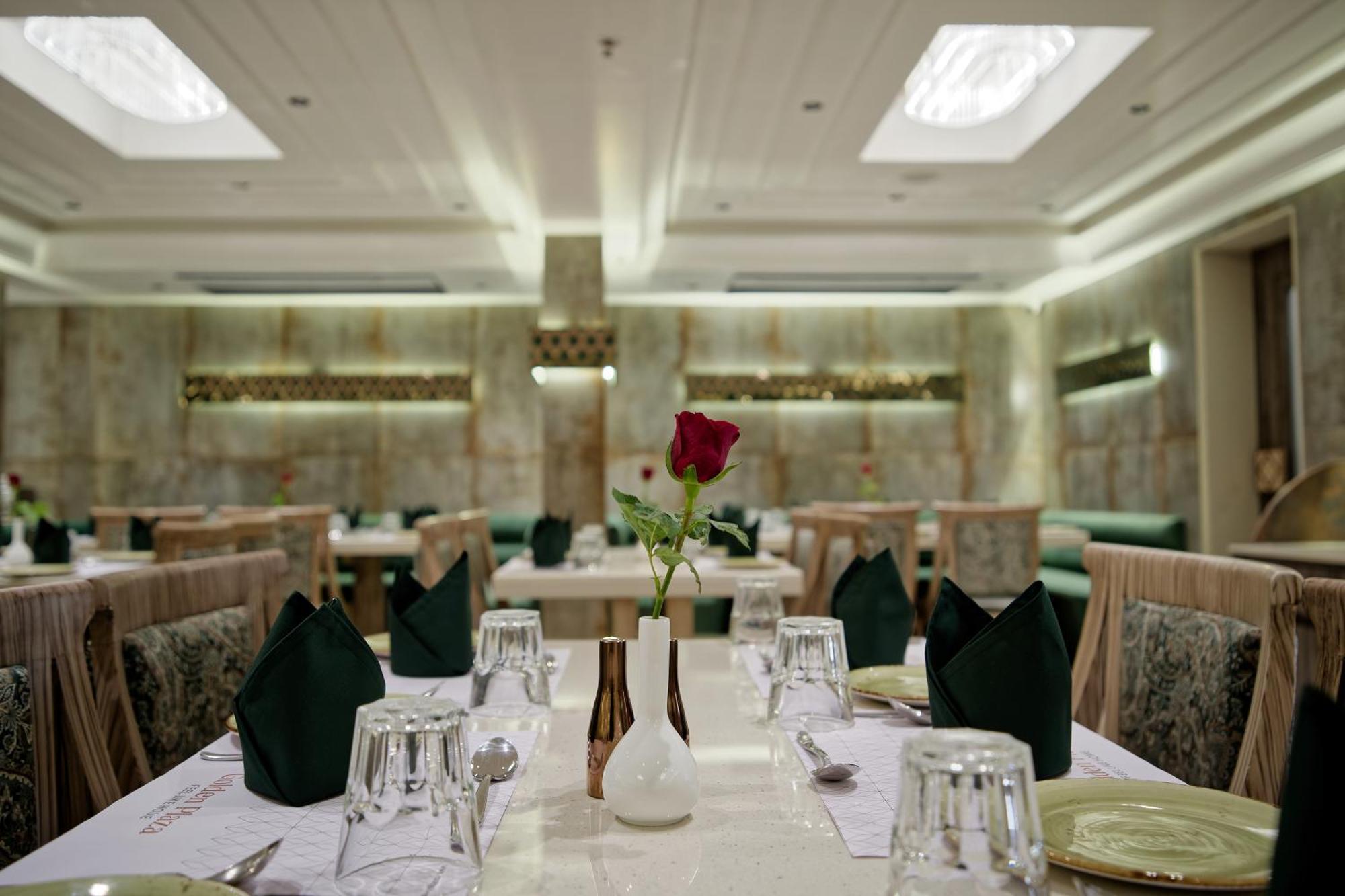 Hotel Golden Plaza Ahmedabad Esterno foto