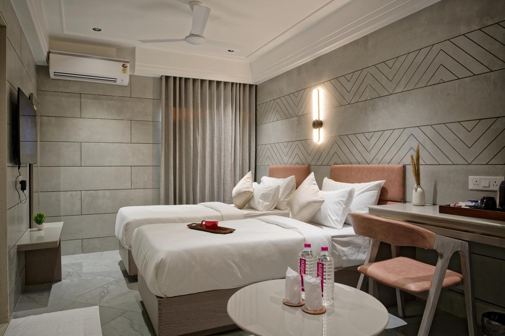 Hotel Golden Plaza Ahmedabad Esterno foto