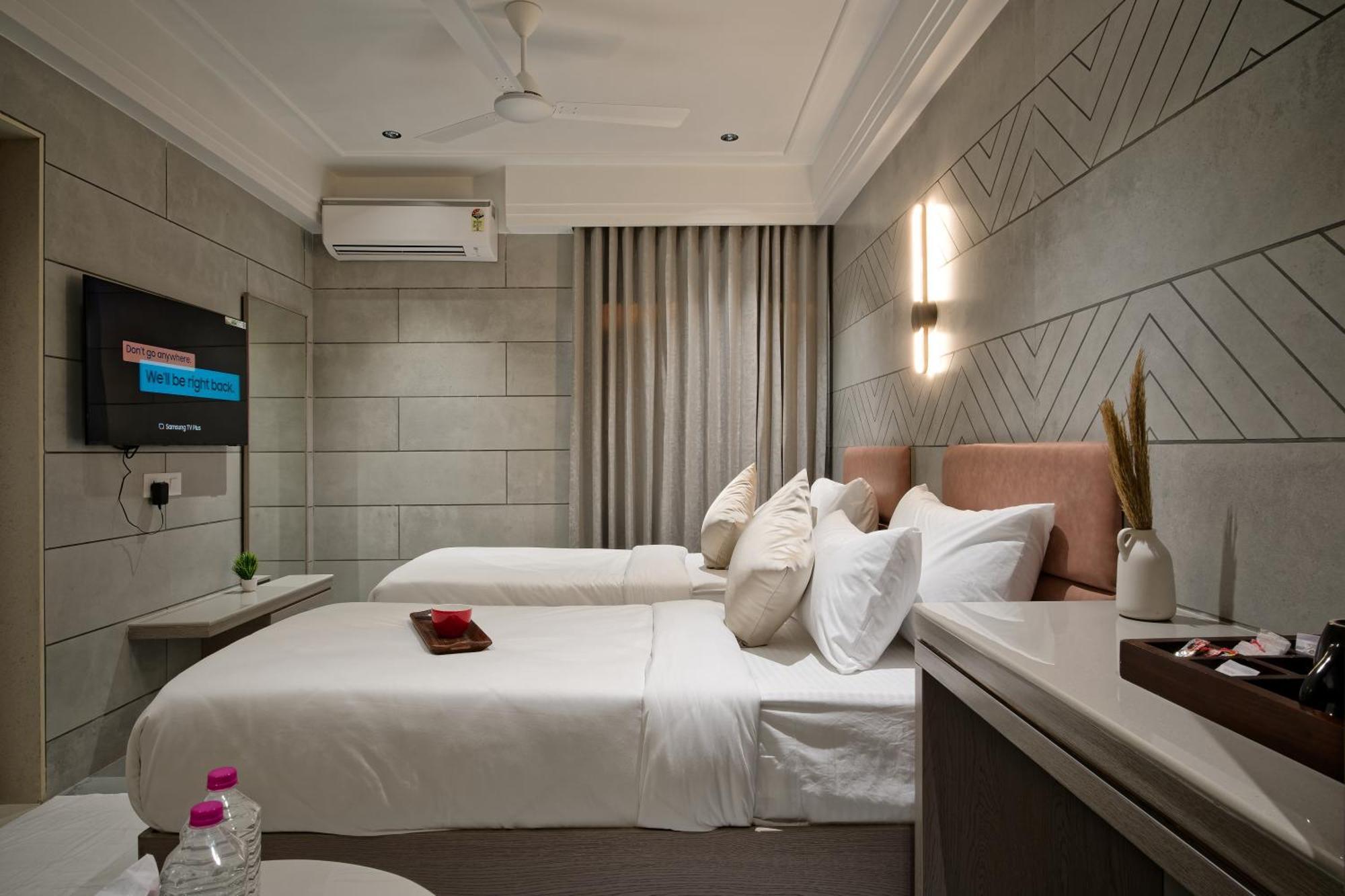 Hotel Golden Plaza Ahmedabad Esterno foto