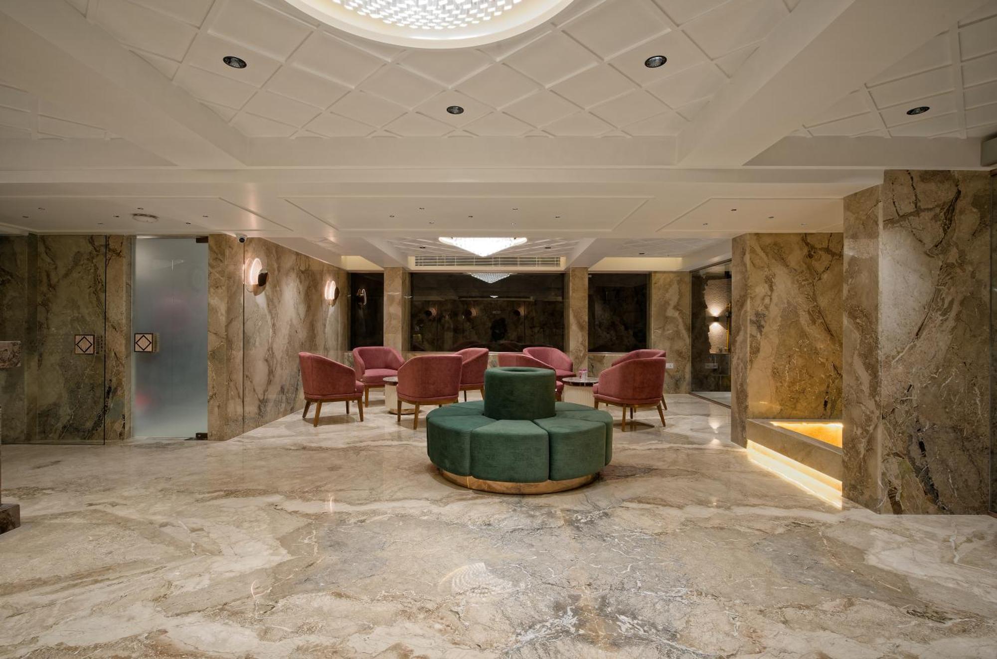 Hotel Golden Plaza Ahmedabad Esterno foto