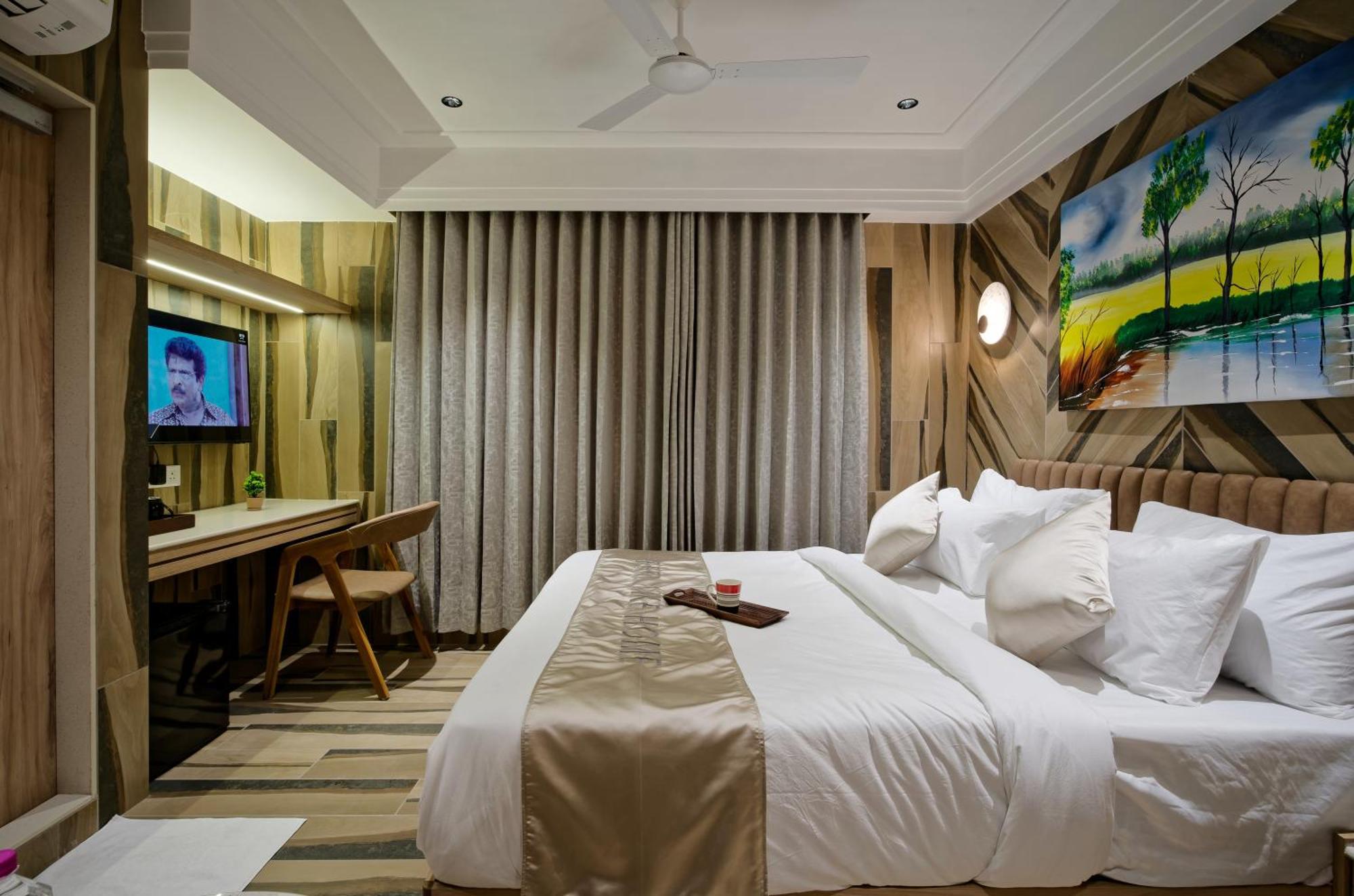 Hotel Golden Plaza Ahmedabad Esterno foto