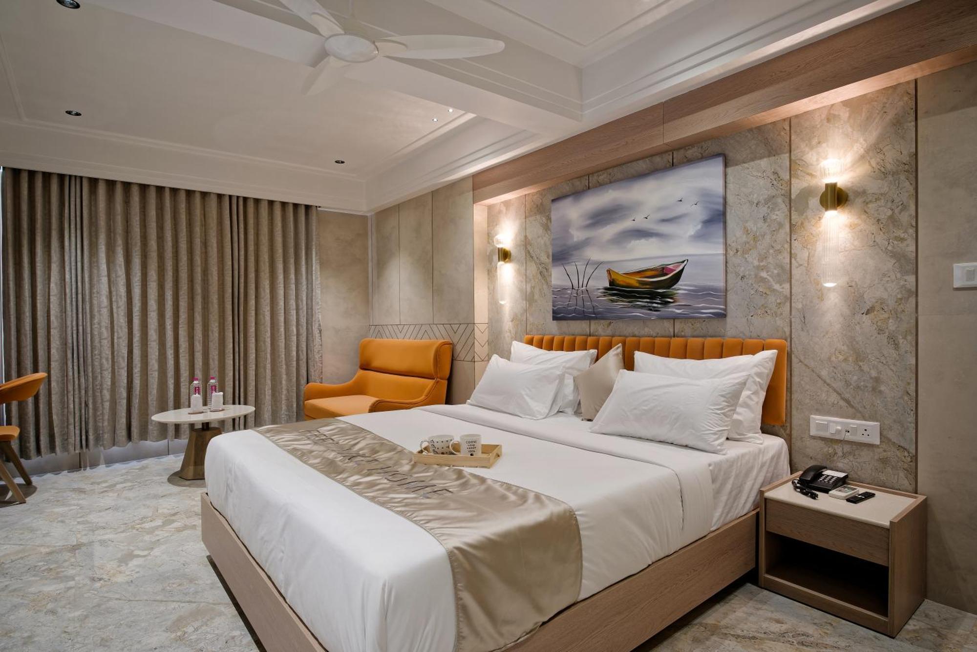 Hotel Golden Plaza Ahmedabad Esterno foto