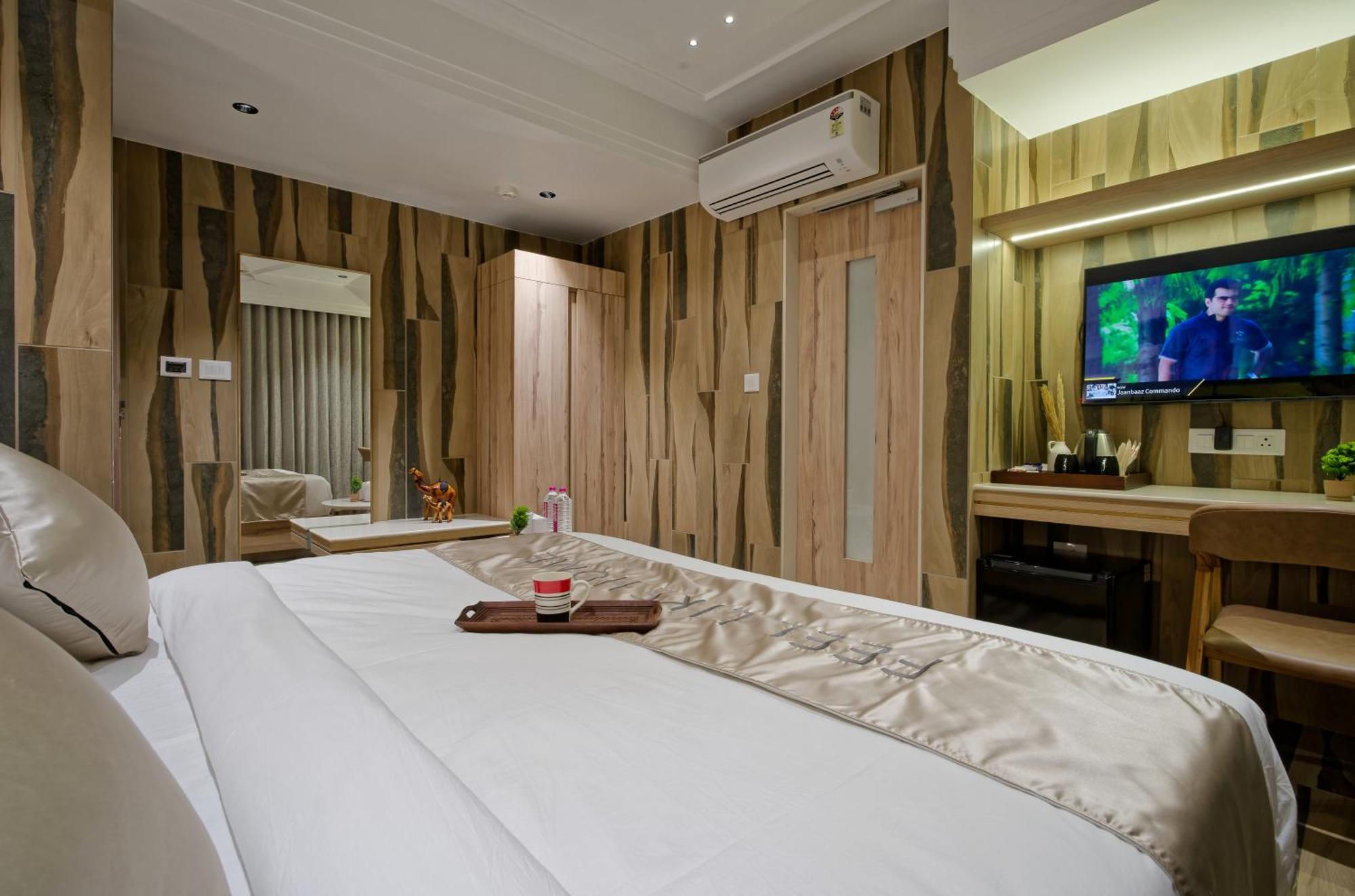 Hotel Golden Plaza Ahmedabad Esterno foto