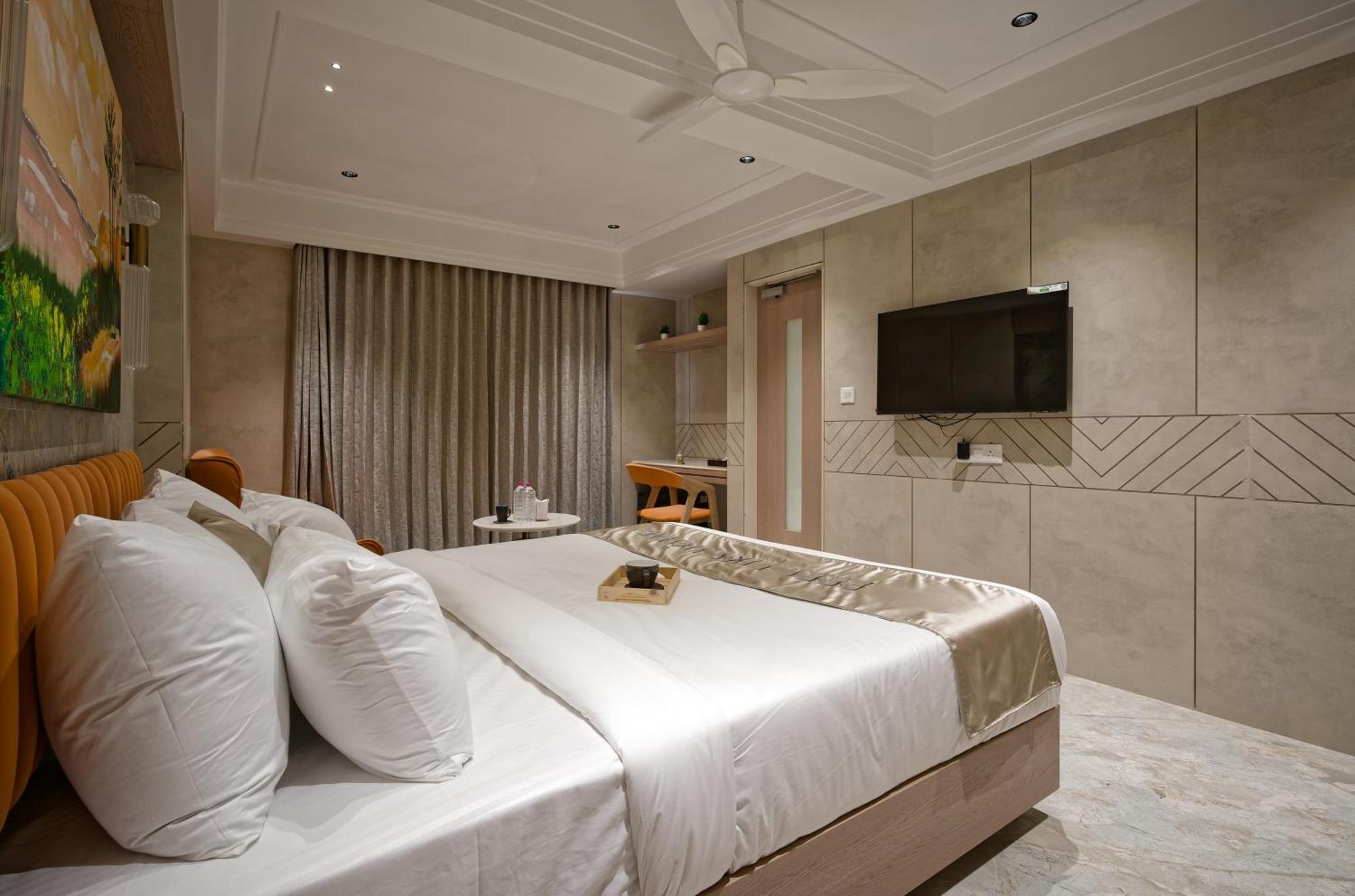 Hotel Golden Plaza Ahmedabad Esterno foto